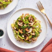 Délicieuse poêlée de chou frisé, champignons et grains d'épeautre #choufrisé #vegan #recettesaine