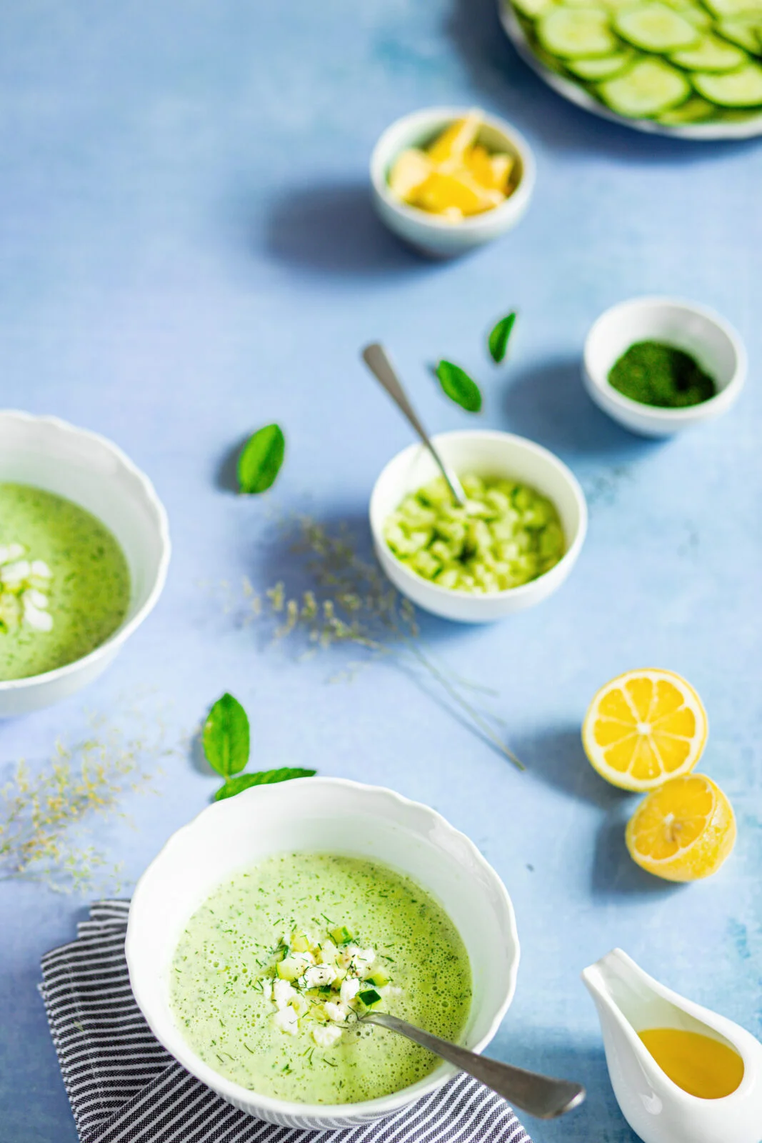 Une délicieuse soupe de concombre aux herbes en 2 versions (végétale et végétarienne) - Vivre Naturo - Blog - Recette healthy #soupefroide #concombre #recettecrue #soupecrue