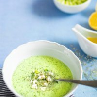 Une délicieuse soupe de concombre aux herbes en 2 versions (végétale et végétarienne) - Vivre Naturo - Blog - Recette healthy #soupefroide #concombre #recettecrue #soupecrue