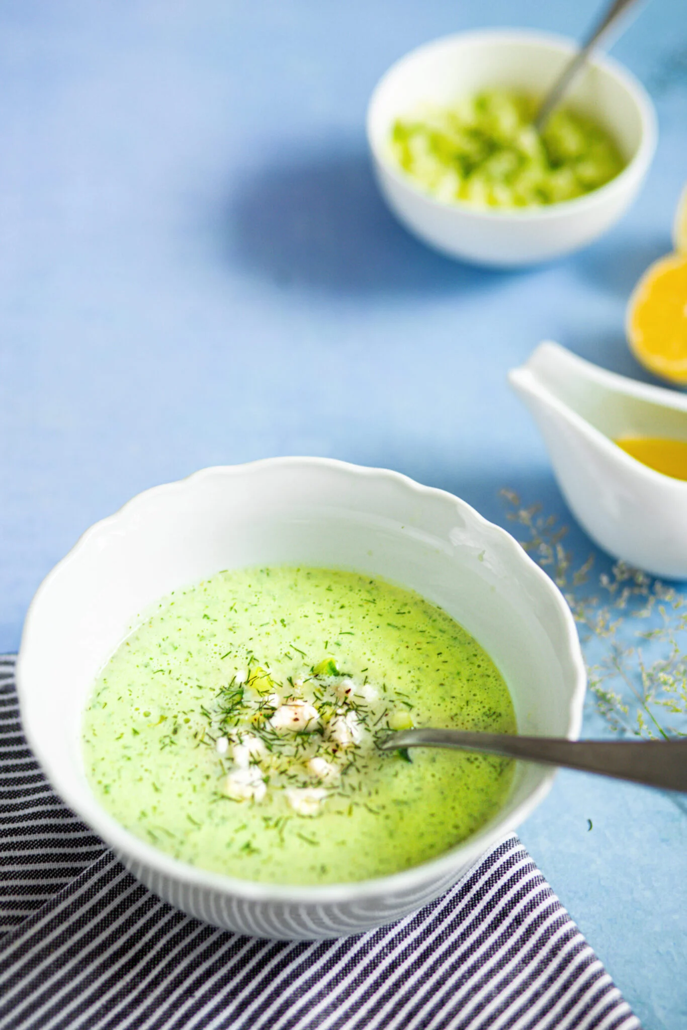 Une délicieuse soupe de concombre aux herbes en 2 versions (végétale et végétarienne) - Vivre Naturo - Blog - Recette healthy #soupefroide #concombre #recettecrue #soupecrue
