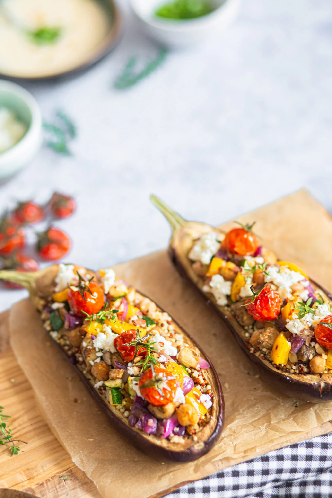 aubergine farcie et sauce au yaourt végétal, Vivre Naturo - Blog - Recettes, recette healthy, recette complète, sauce au yaourt végétal, végétarien