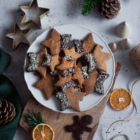Je vous propose des biscuits de Noël vegan avec de la farine d'épeautre et du sucre de coco, très simples à réaliser, ils régaleront petits et grands pour les fêtes #Noel #biscuitsdenoel #recettevegan #goûter