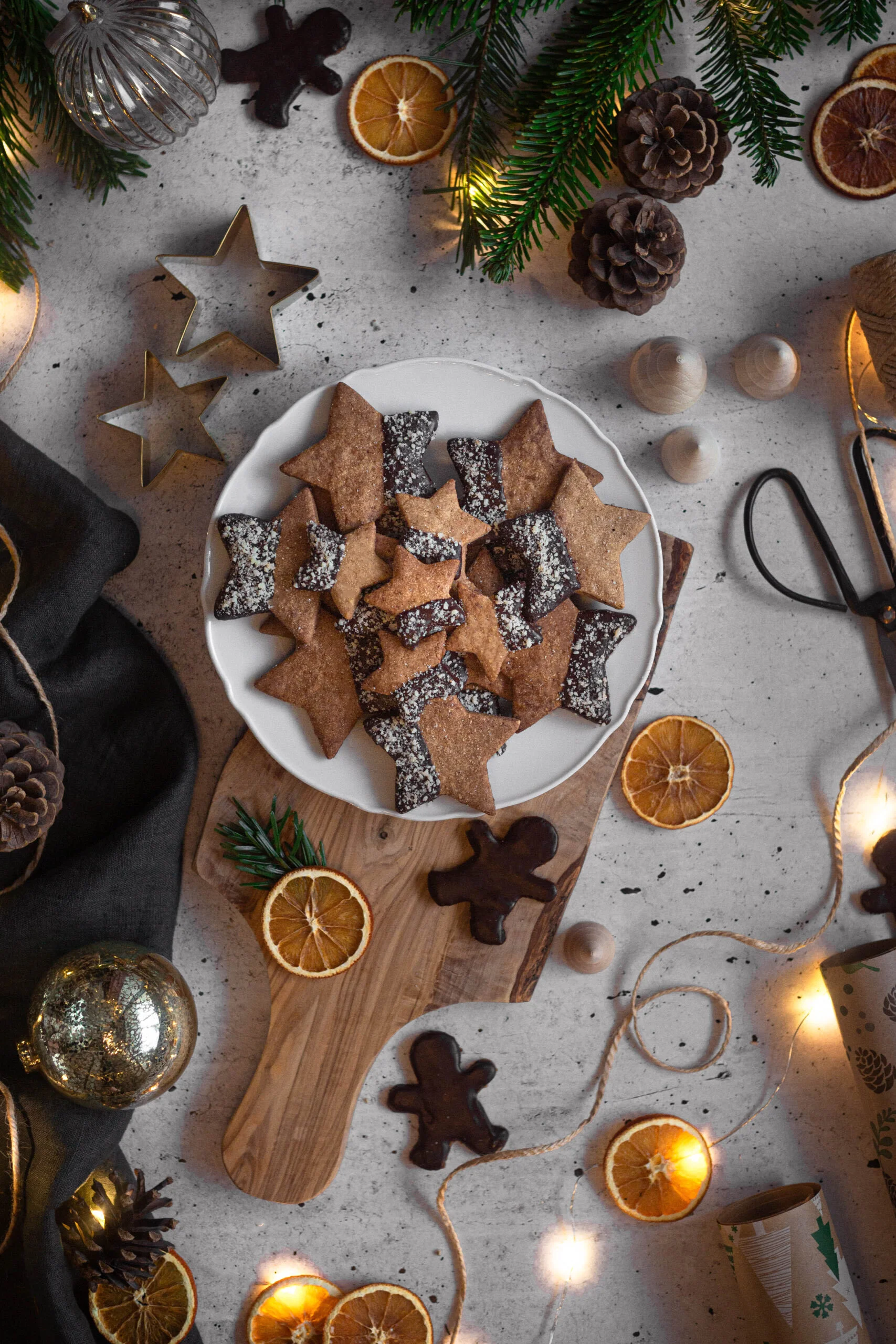 Je vous propose des biscuits de Noël vegan avec de la farine d'épeautre et du sucre de coco, très simples à réaliser, ils régaleront petits et grands pour les fêtes #Noel #biscuitsdenoel #recettevegan #goûter
