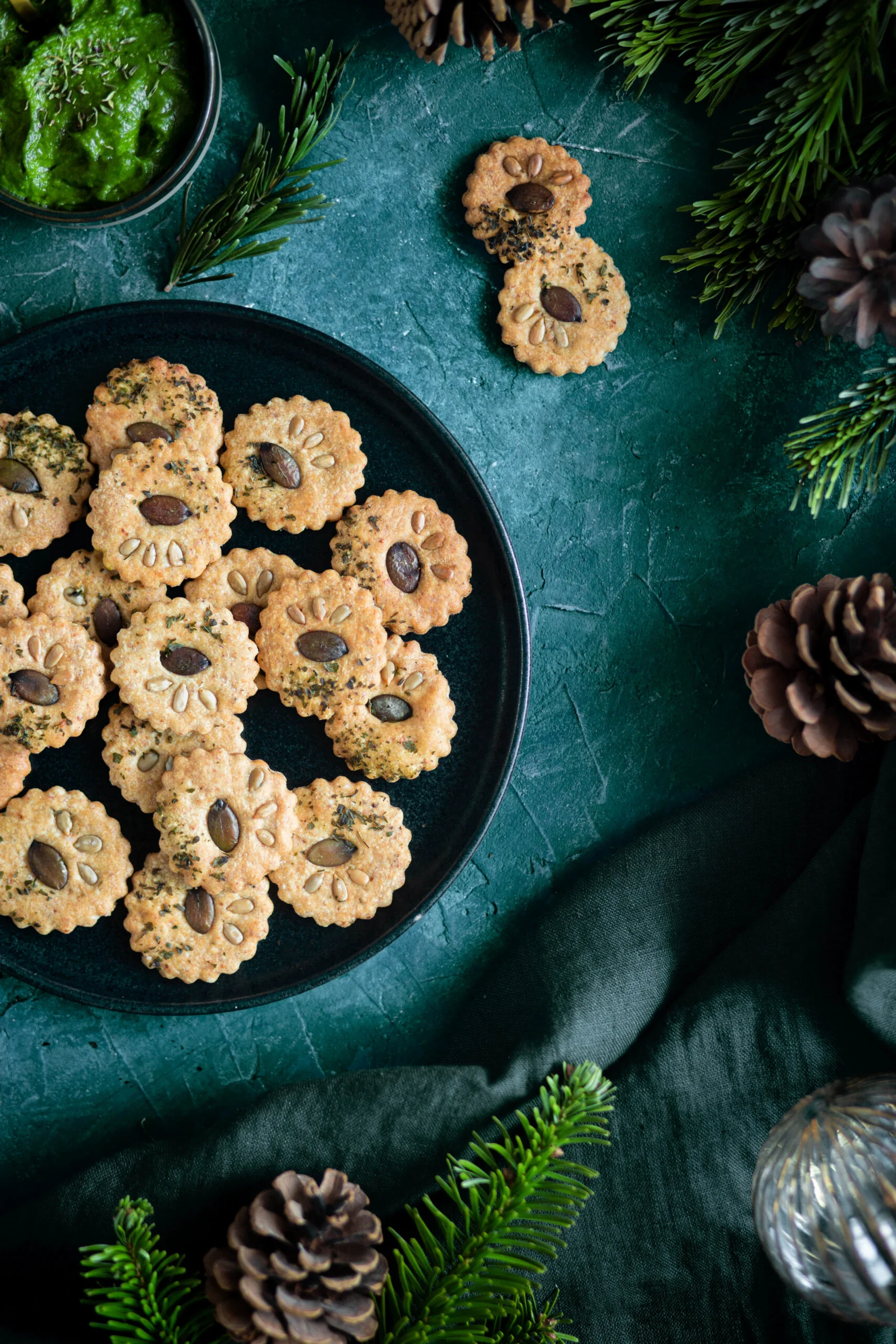 Recette de crackers vegan à base d'épeautre, une recette facile que vous pourrez aisément réaliser durant les fêtes ou même pour un apéro entre amis #aperovegan #recettecrackers #recettevegan
