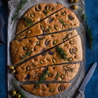 Je vous partage la délicieuse recette de la fougasse à l'épeautre, olives et romarin. Je prends ça à la place du pain, j'adore ! #fougasse #épeautre #recettesaine #recettehealthy