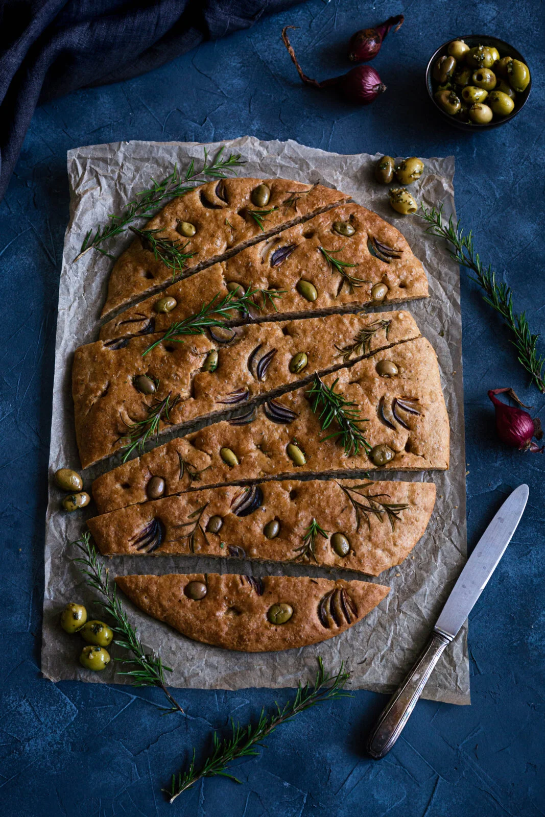 Je vous partage la délicieuse recette de la fougasse à l'épeautre, olives et romarin. Je prends ça à la place du pain, j'adore ! #fougasse #épeautre #recettesaine #recettehealthy