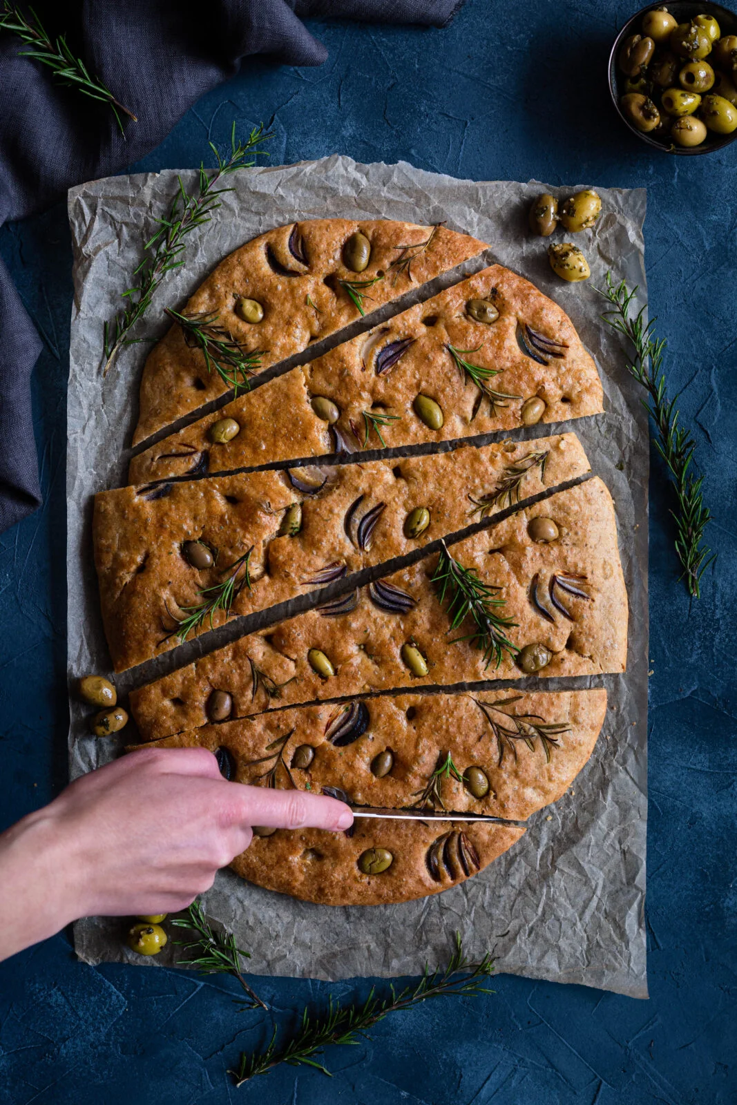 Je vous partage la délicieuse recette de la fougasse à l'épeautre, olives et romarin. Je prends ça à la place du pain, j'adore ! #fougasse #épeautre #recettesaine #recettehealthy