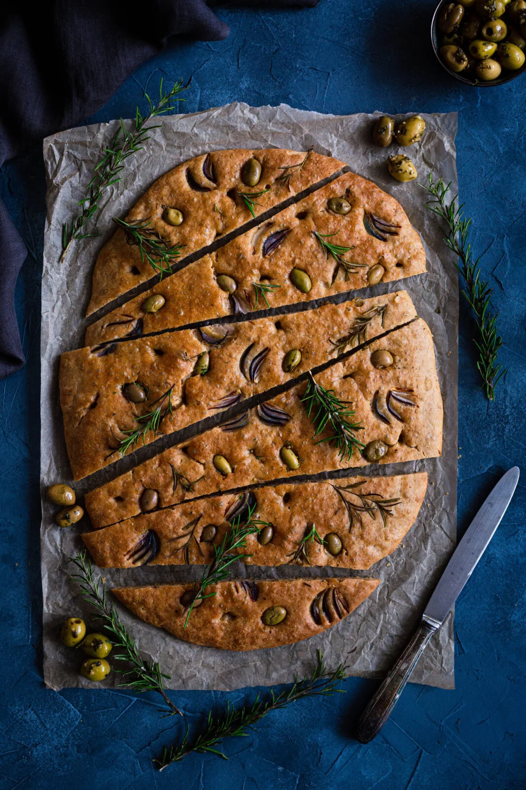 Je vous partage la délicieuse recette de la fougasse à l'épeautre, olives et romarin. Je prends ça à la place du pain, j'adore ! #fougasse #épeautre #recettesaine #recettehealthy