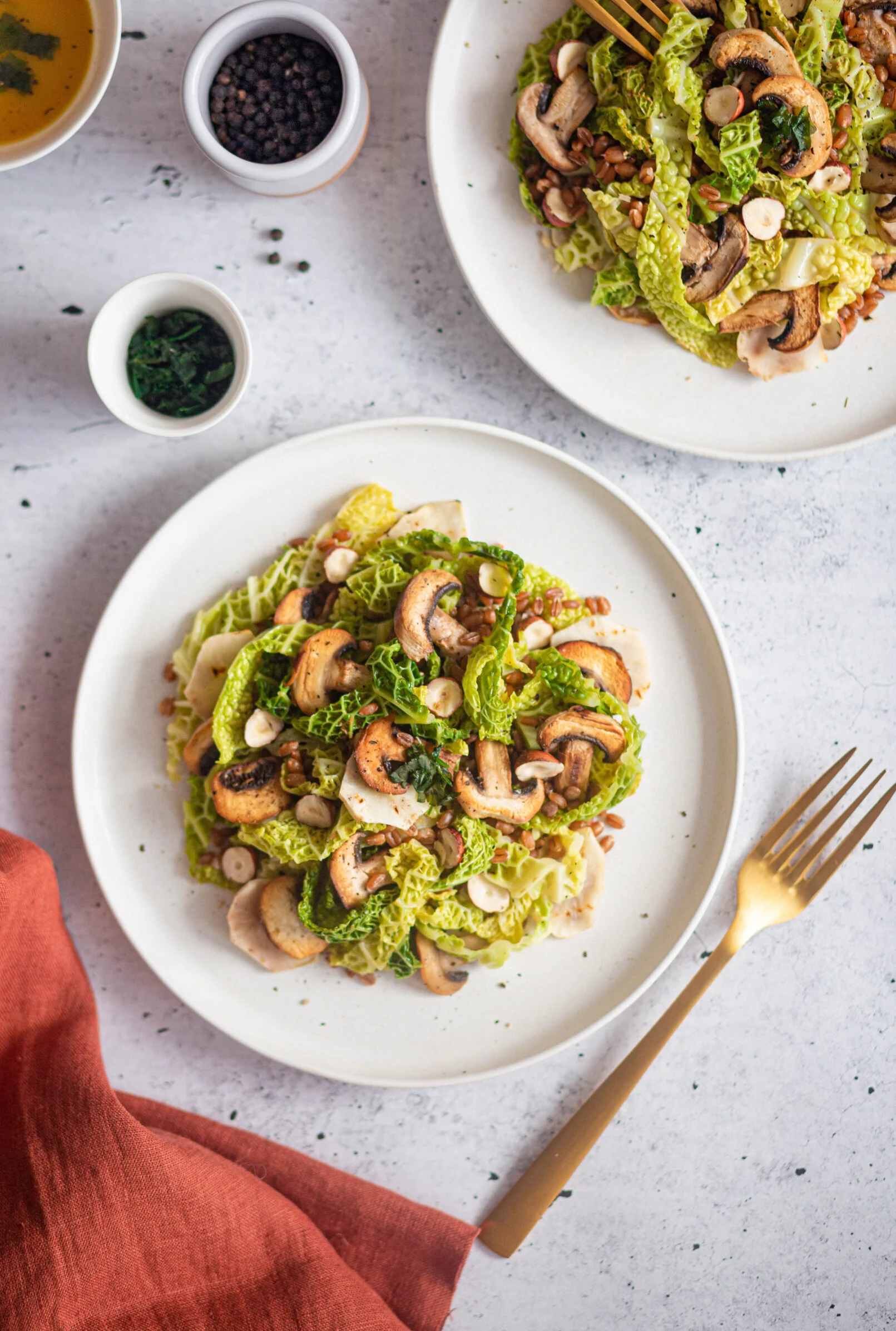 Délicieuse poêlée de chou frisé, champignons et grains d'épeautre #choufrisé #vegan #recettesaine