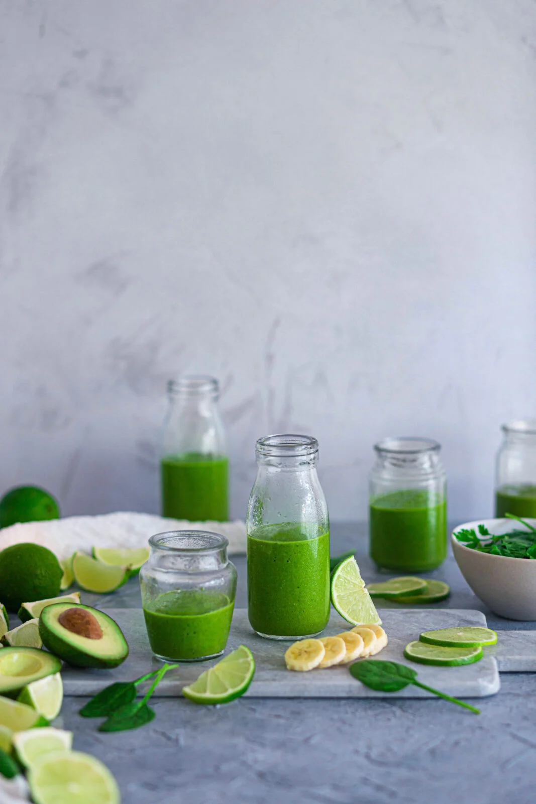 Un délicieux et gourmand smoothie vert healthy idéal au petit-déjeuner ou en en-cas #smoothievert #vegan #encashealthy #recetterapidefacile