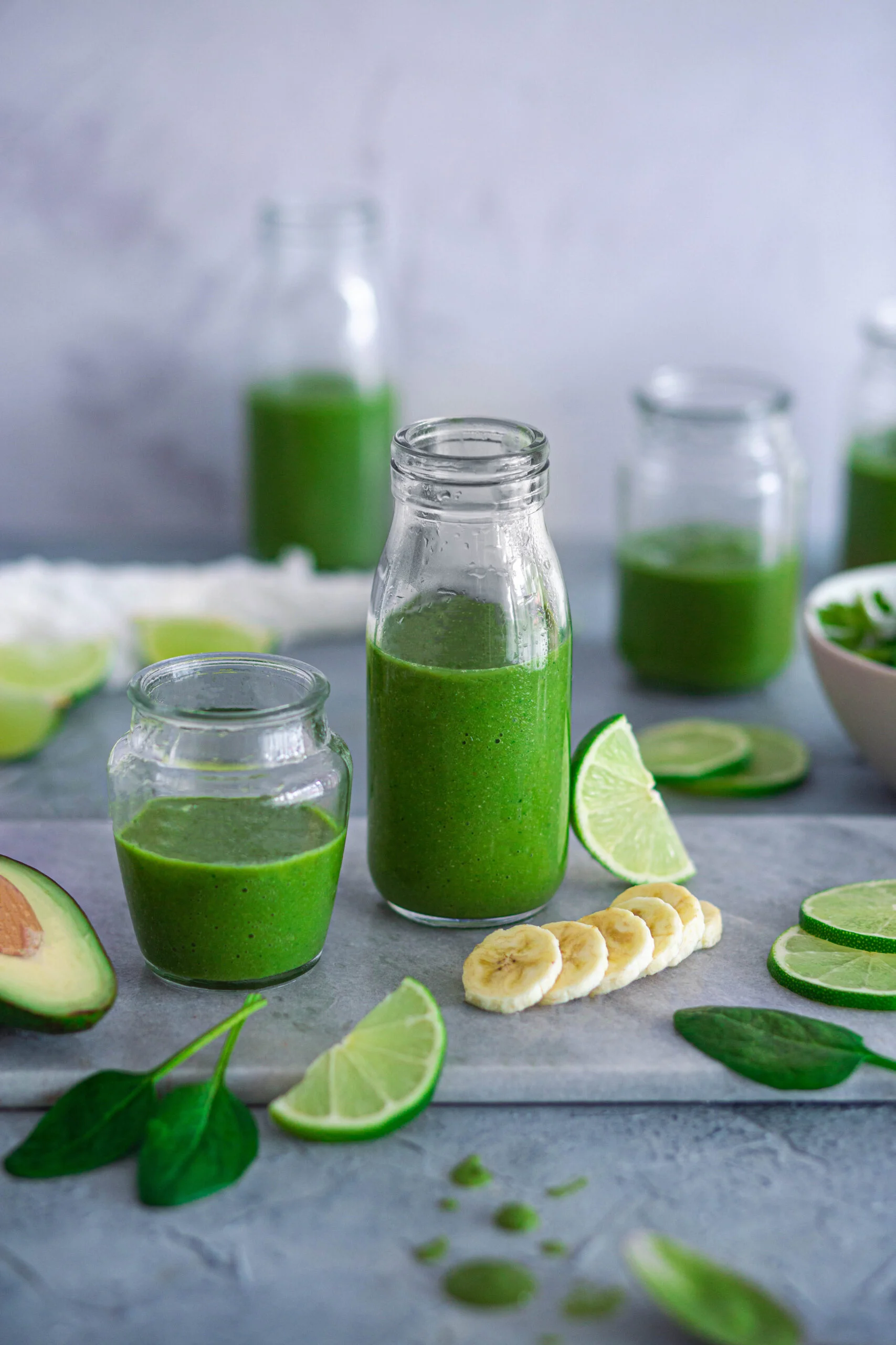 Un délicieux et gourmand smoothie vert healthy idéal au petit-déjeuner ou en en-cas #smoothievert #vegan #encashealthy #recetterapidefacile
