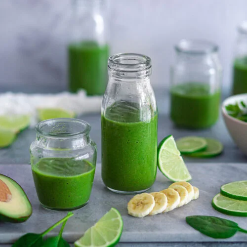 Un délicieux et gourmand smoothie vert healthy idéal au petit-déjeuner ou en en-cas #smoothievert #vegan #encashealthy #recetterapidefacile