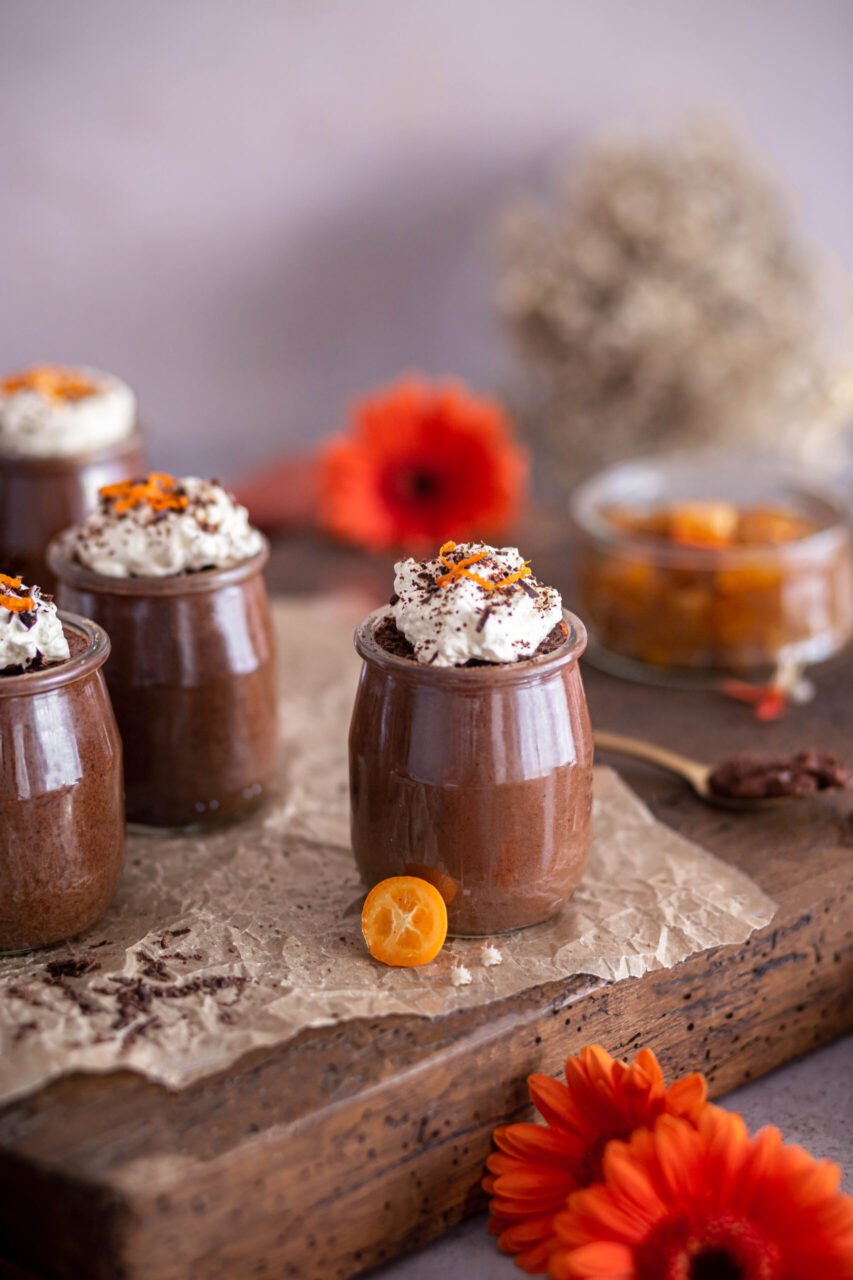 Une recette de mousse au chocolat vegan et confiture d'agrume hyper simple à réaliser pour un dessert rapide et gourmand #mousseauchocolat #dessertvegan #vegan #recettechocolat