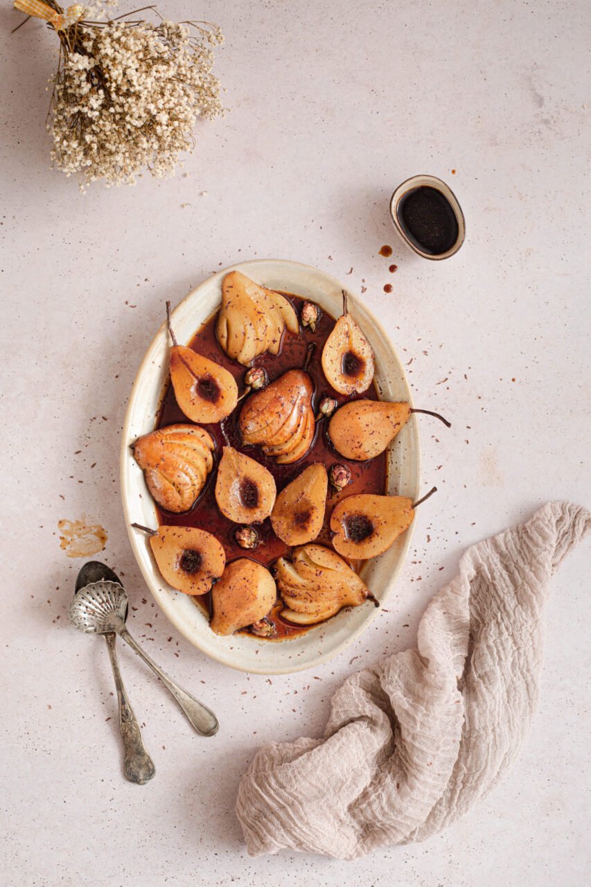 Une recette simple et gourmande de poires pochées au sirop de sucre de coco et épices, un dessert facile et qui ravira vos papilles #poirespochees #foodphotography #dessertvegan #dessertfacile