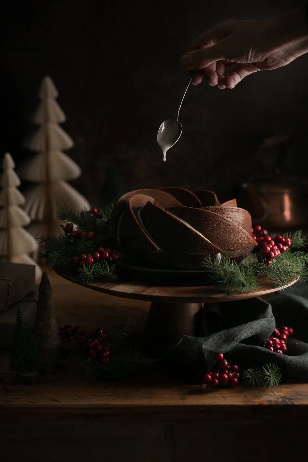 Une délicieuse recette de bundt cake au chocolat et glaçage à l'orange, le cake est à base de farine d'épeautre, sans lactose et avec du sucre complet #bundtcake #recettesanslactose #dessertgourmandhealthy