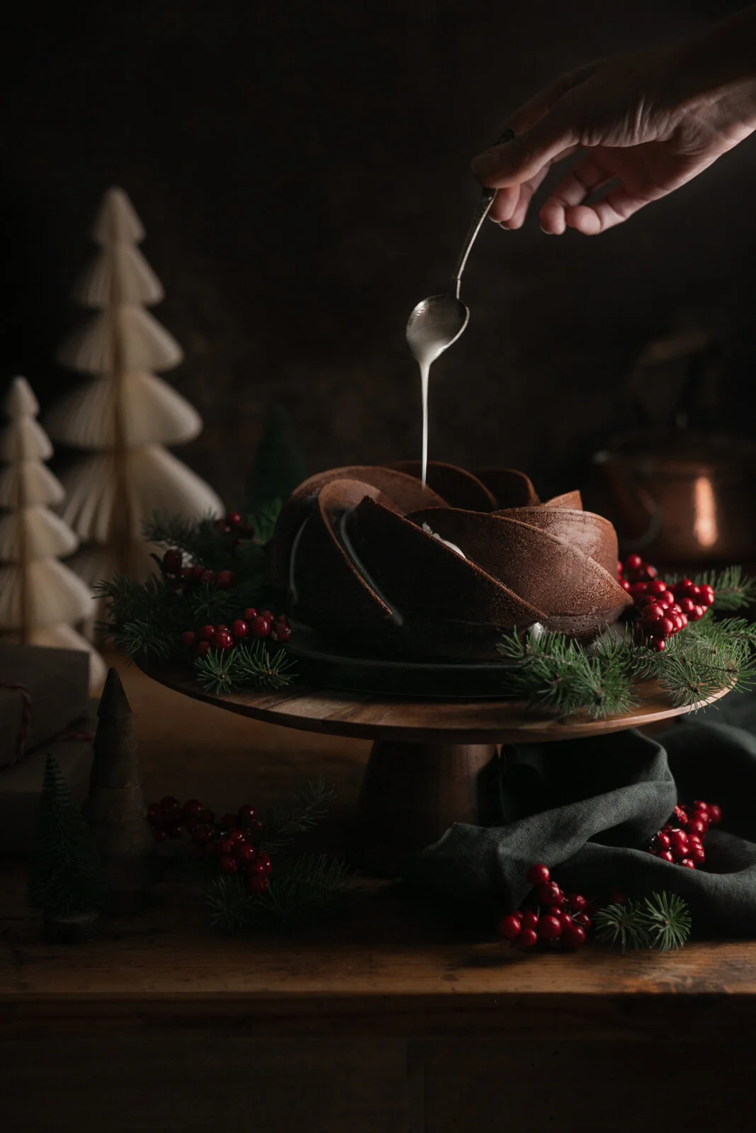 Une délicieuse recette de bundt cake au chocolat et glaçage à l'orange, le cake est à base de farine d'épeautre, sans lactose et avec du sucre complet #bundtcake #recettesanslactose #dessertgourmandhealthy