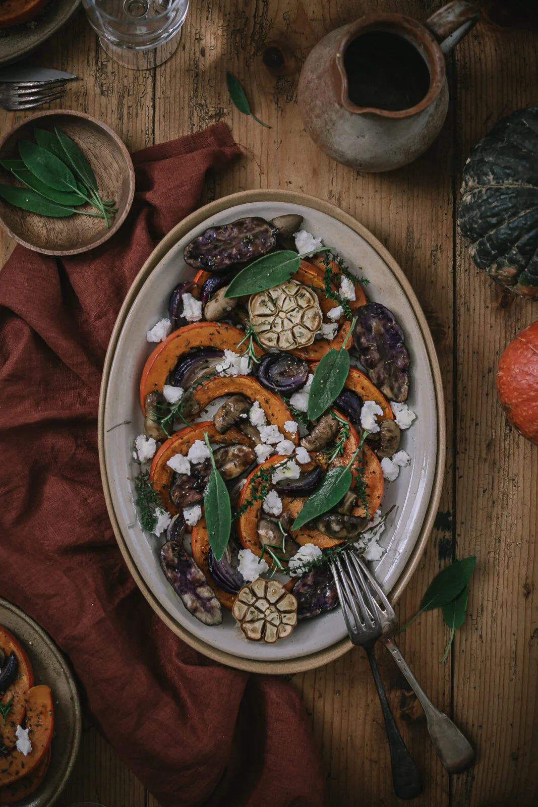 Une délicieuse recette de légumes rôtis et quinoa simple et rapide à faire avec des ingrédients d'automnes pour un repas sain et savoureux #légumesrotis #recettehealthyetgourmande #recettesansgluten