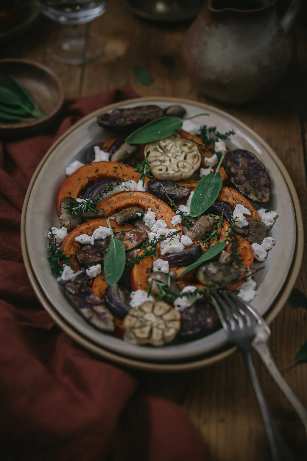 Une délicieuse recette de légumes rôtis et quinoa simple et rapide à faire avec des ingrédients d'automnes pour un repas sain et savoureux #légumesrotis #recettehealthyetgourmande #recettesansgluten