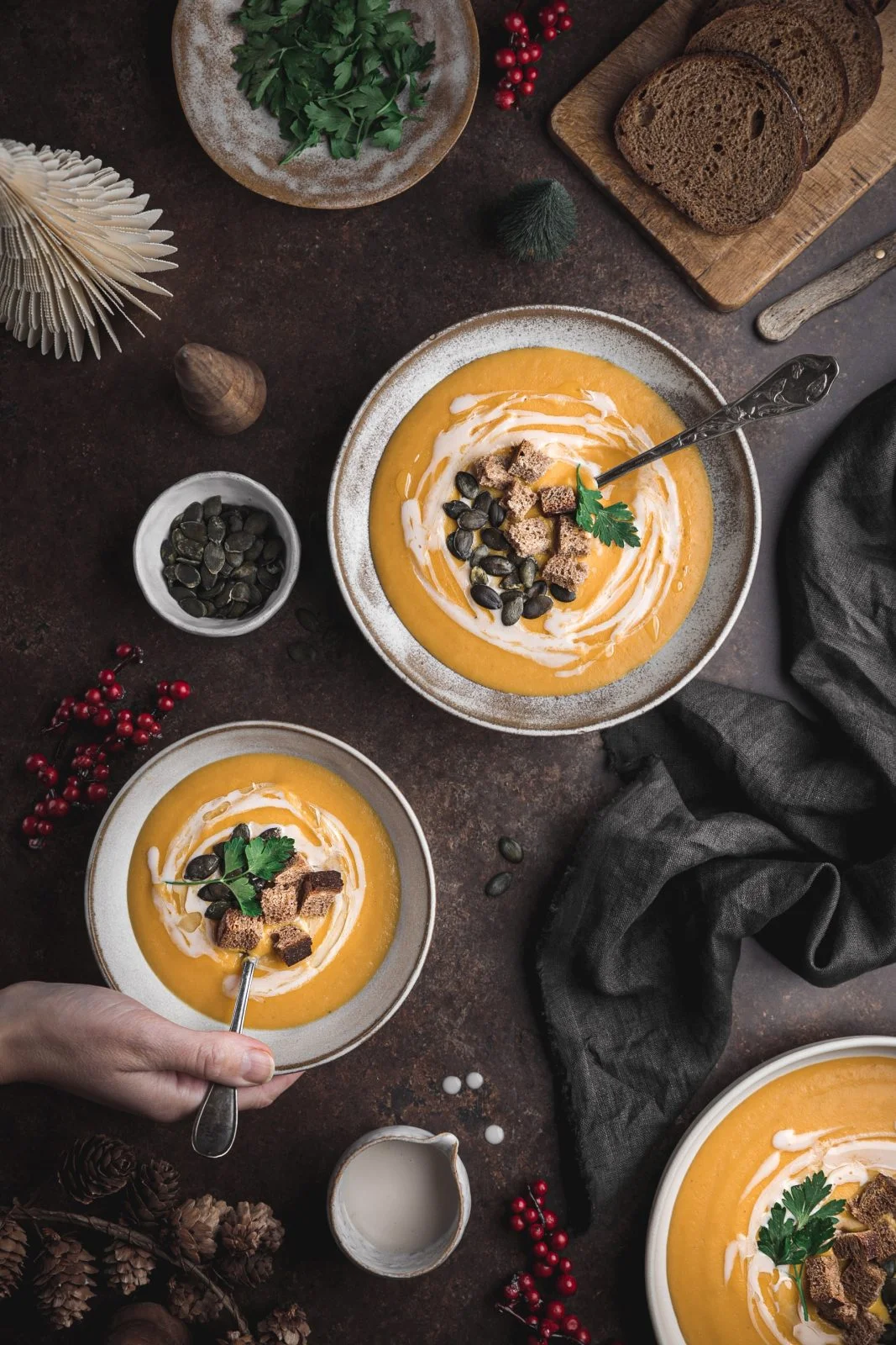 Un velouté de potiron extrêmement simple à faire, vegan et crémeuse. Vous pourrez la faire durant toute la période automnale et hivernale #recettevegan #soupedecourge #healthyetgourmand