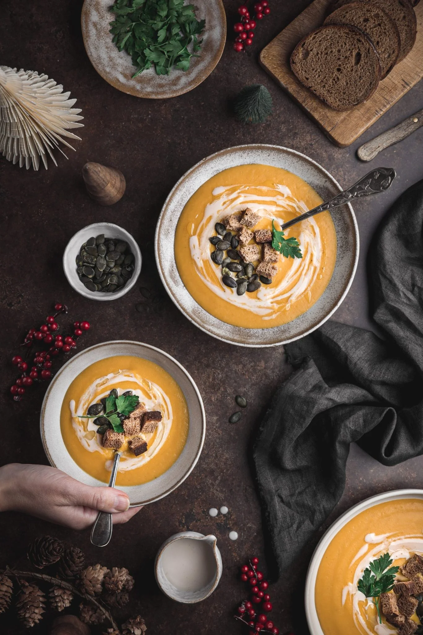 Un velouté de potiron extrêmement simple à faire, vegan et crémeuse. Vous pourrez la faire durant toute la période automnale et hivernale #recettevegan #soupedecourge #healthyetgourmand