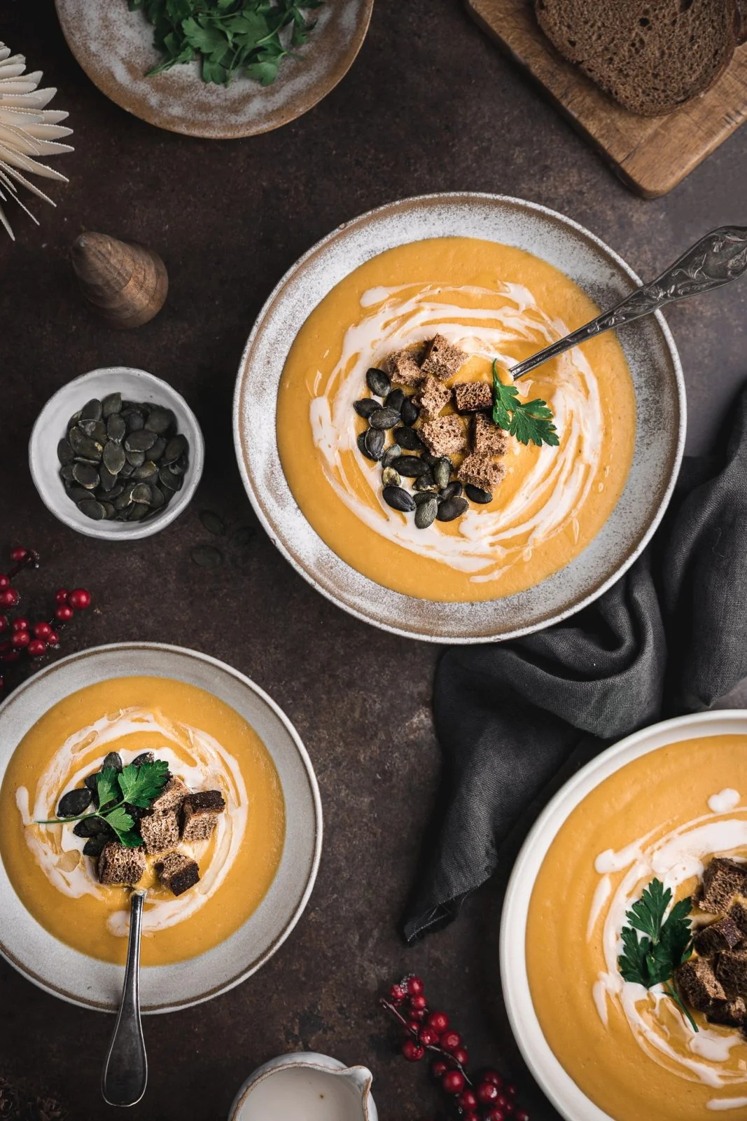 Un velouté de potiron extrêmement simple à faire, vegan et crémeuse. Vous pourrez la faire durant toute la période automnale et hivernale #recettevegan #soupedecourge #healthyetgourmand