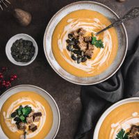 Un velouté de potiron extrêmement simple à faire, vegan et crémeuse. Vous pourrez la faire durant toute la période automnale et hivernale #recettevegan #soupedecourge #healthyetgourmand