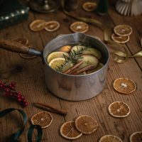 Un jus de pomme chaud aux épices idéal pour les personnes qui ne boivent pas d'alcool et qui souhaitent malgré tout se faire plaisir ! #jusdepommechaud #jusdepommeepices #boissonchaudeepices