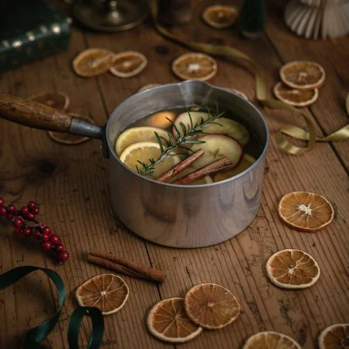 Un jus de pomme chaud aux épices idéal pour les personnes qui ne boivent pas d'alcool et qui souhaitent malgré tout se faire plaisir ! #jusdepommechaud #jusdepommeepices #boissonchaudeepices