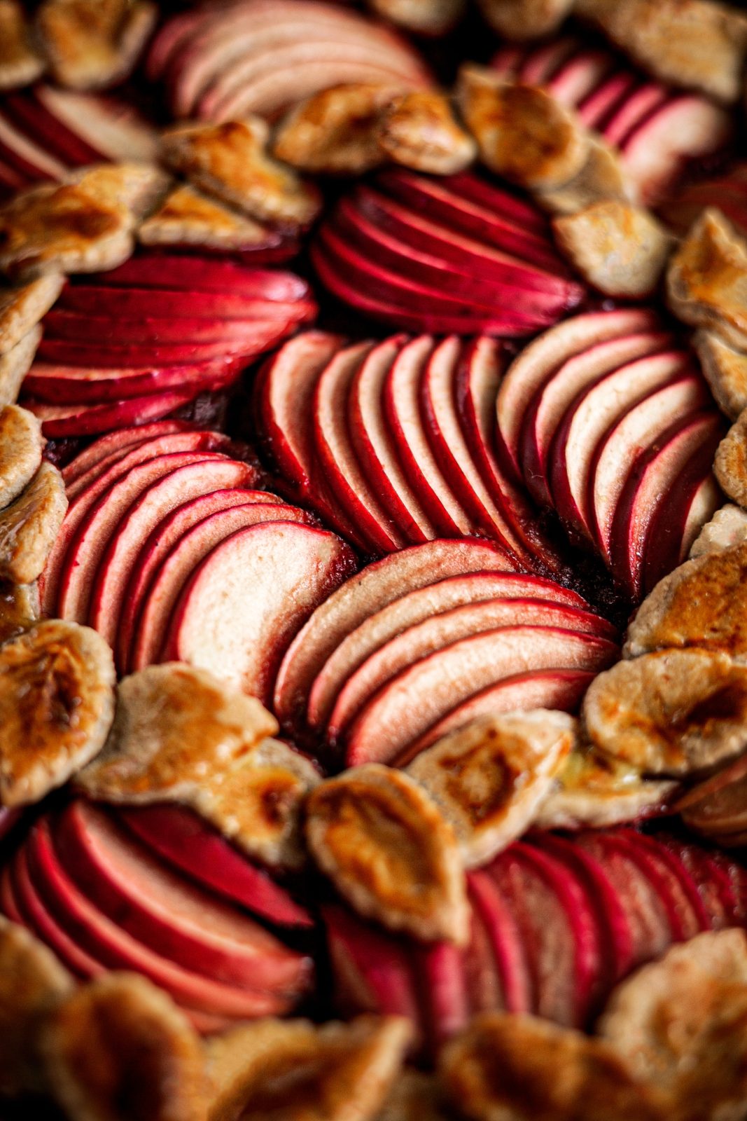 Une tarte décorée aux pommes vegan