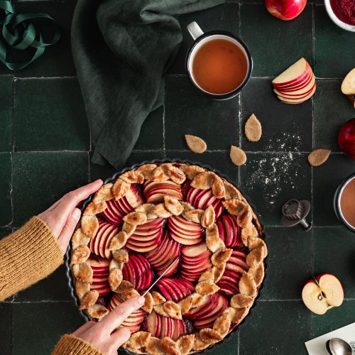 Une tarte décorée aux pommes vegan