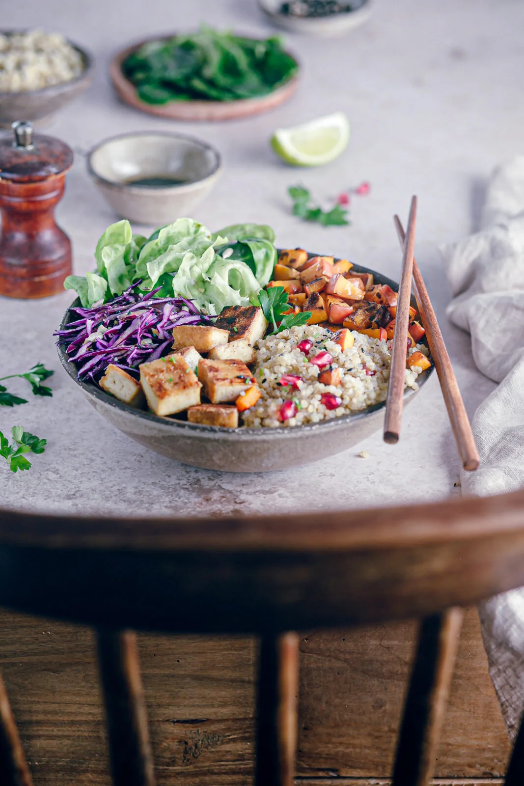 Une délicieuse recette de buddha bowl vegan, très complet, nourrissant et gourmand avec une sauce à la cacahuète et shoyu. #buddhabowl #buddhabowlvegan #recettevegan