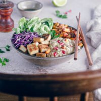 Une délicieuse recette de buddha bowl vegan, très complet, nourrissant et gourmand avec une sauce à la cacahuète et shoyu. #buddhabowl #buddhabowlvegan #recettevegan