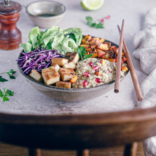 Une délicieuse recette de buddha bowl vegan, très complet, nourrissant et gourmand avec une sauce à la cacahuète et shoyu. #buddhabowl #buddhabowlvegan #recettevegan
