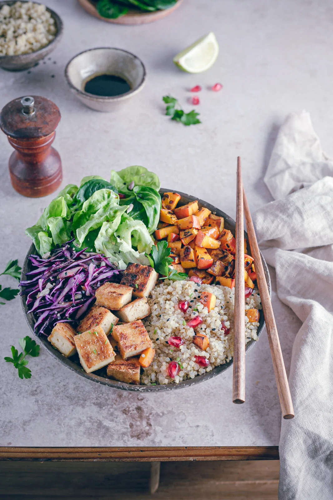 Une délicieuse recette de buddha bowl vegan, très complet, nourrissant et gourmand avec une sauce à la cacahuète et shoyu. #buddhabowl #buddhabowlvegan #recettevegan