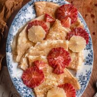 De délicieuses crêpes sans gluten et sans lactose que vous pourrez déguster moelleuses ou bien croquantes #crêpes #sansgluten #recettesansgluten