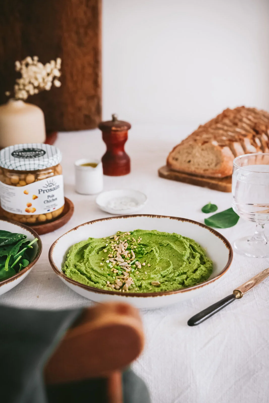Houmous vert aux épinards - Une recette vegan simple et délicieuse que vous pourrez manger en apéritif ou en accompagnement d'un repas