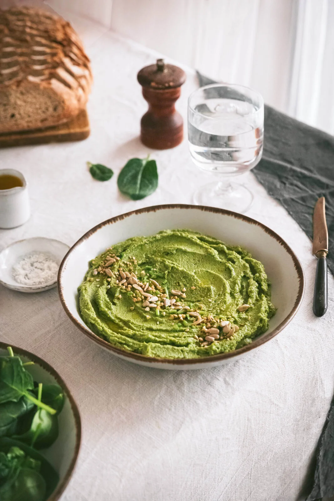 Houmous vert aux épinards - Une recette vegan simple et délicieuse que vous pourrez manger en apéritif ou en accompagnement d'un repas